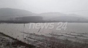 reshjet-e-dendura-te-shiut/-rritet-niveli-i-lumit-osum,-10-fshatra-ne-qarkun-e-beratit-pa-energji-elektrike-(video)