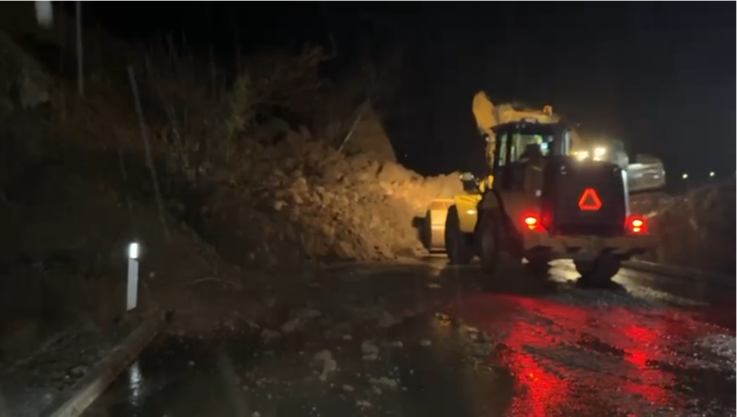 mbyllet-rruga-qukes-qafe-plloce,-aksi-260-mln-euro-i-belinda-ballukut-del-jashte-funksionit.-shembje-masive-guresh-e-dherash-(video)