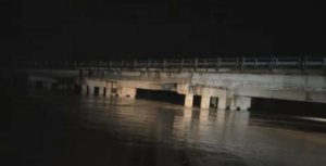 reshjet-e-dendura-te-shiut,-lumi-vjosa-del-nga-shtrati.-evakuohen-dhjetera-banore