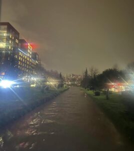 reshjet-e-dendura-te-shiut,-rritet-niveli-i-ujit-ne-lumin-e-lanes-ne-tirane,-rrezikon-te-dale-nga-shtrati