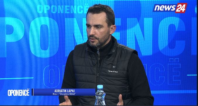 “eshte-bere-vandalizem-nga-policet”/-lapaj,-nga-bulevardi-ne-studion-e-“news24”:-cfare-nuk-eshte-pare-nga-protesta?-djemte-dhe-vajzat-jane-goditur…