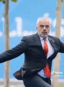 kur-se-rruan-fare-per-permbytjet-sepse-ti-e-di-qe-kjo-opozite-nuk-pi-uje,-edhe-pse-ske-hedhur-kokerr-leku-per-ndertime-argjinatu…