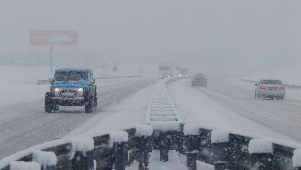 temperatura-nen-zero-dhe-stuhi-debore,-kosova-ne-alarm-per-motin-e-keq,-autoritetet-thirrje-qytetareve:-tregoni-kujdes-ne-drejtimin-e-mjeteve!