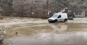 reshjet-e-dendura-te-shiut/-ne-fier-27-banesa-nen-pushtetin-e-ujit.-vjosa-arrin-piken-kritike,-permbytet-dhe-stacioni-qe-furnizon-me-uje-qytetin