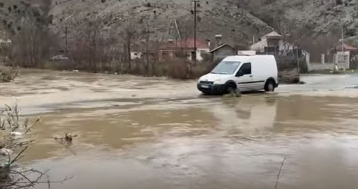 reshjet-e-dendura-te-shiut/-ne-fier-27-banesa-nen-pushtetin-e-ujit.-vjosa-arrin-piken-kritike,-permbytet-dhe-stacioni-qe-furnizon-me-uje-qytetin