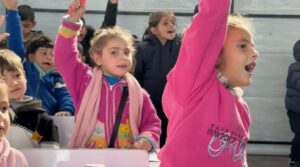 lufta-per-arsim,-njelloj-e-rendesishme-sa-ajo-per-mbijetese!-femijet-ne-gaza-kthehen-ne-shkolle-pas-vitesh-pa-arsim-formal