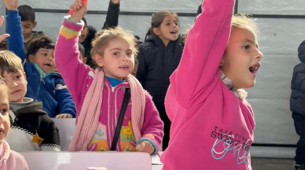 lufta-per-arsim,-njelloj-e-rendesishme-sa-ajo-per-mbijetese!-femijet-ne-gaza-kthehen-ne-shkolle-pas-vitesh-pa-arsim-formal