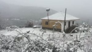 video/-reshje-debore-edhe-ne-diber,-veshtiresi-ne-qarkullimin-e-mjeteve.-rreshqitje-dherash-ne-disa-rruge