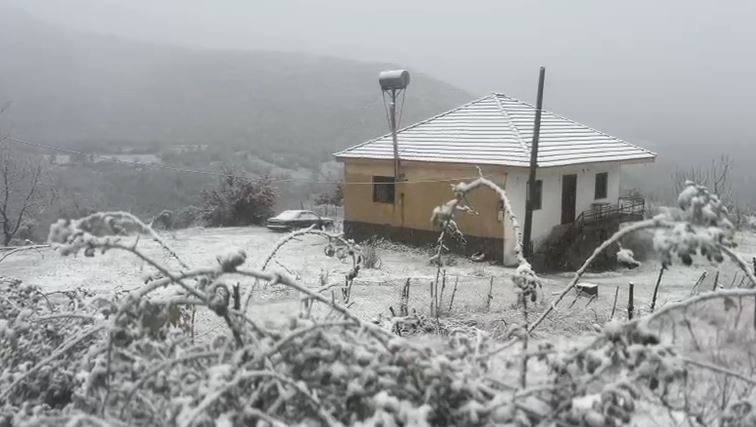 video/-reshje-debore-edhe-ne-diber,-veshtiresi-ne-qarkullimin-e-mjeteve.-rreshqitje-dherash-ne-disa-rruge