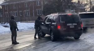 “akt-vetembrojtjeje!”/-agjenti-amerikan-i-imigracionit-qelloi-per-vdekje-nje-grua-ne-minneapolis,-autoritetet:-tentoi-te-shtypte-oficeret-me-makine-(video)