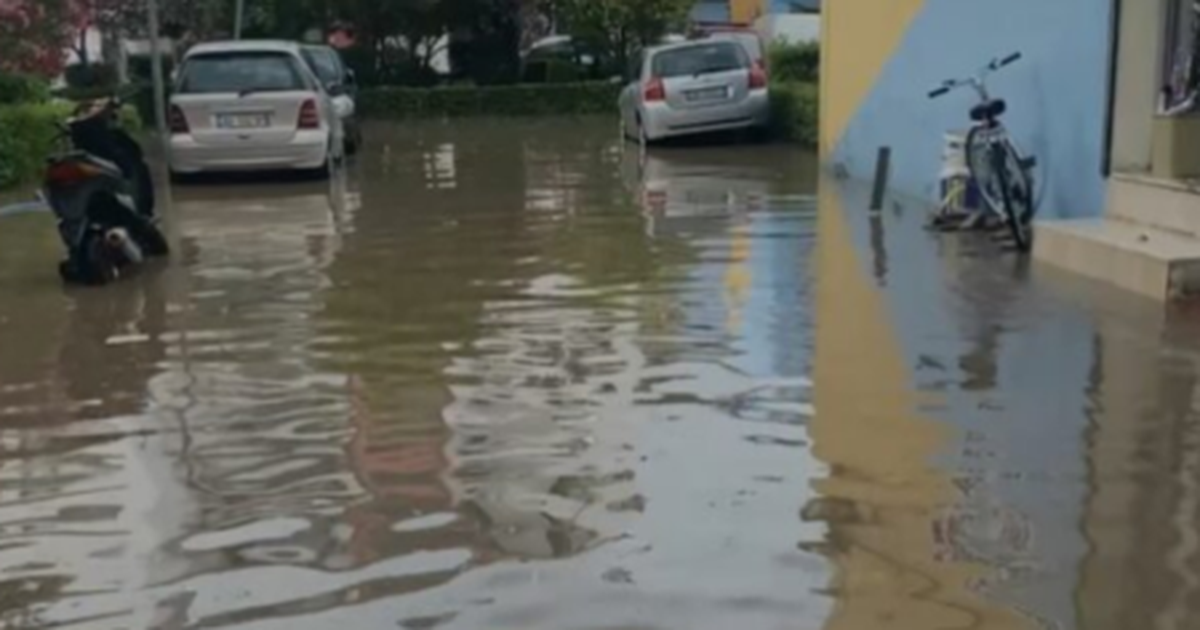 permbytje-ne-disa-fshatra-pas-carjes-se-argjinatures-se-lumit-droje,-uji-hyn-ne-banesa,-preken-dhjetera-familje