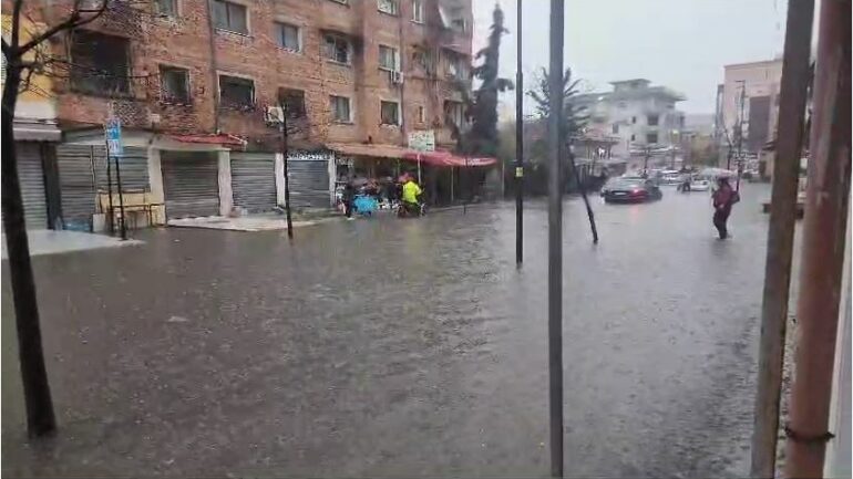 shkoi-te-verifikonte-situaten,-por-humb-jeten-nga-rrjedhja-e-ujit!-viktima-ne-durres,-punonjes-i-ndermarrjes-komunale