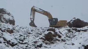 rruga-260-mln-euro-e-ballukut-mbetet-jashte-funksionit!-vijon-bllokimi-i-aksit-qukes–qafe-plloce,-bora-dhe-inertet-paralizojne-qarkullimin