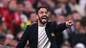 praskenat-e-amorim,-perplasje-me-drejtuesit-dhe-perleshje-me-futbollistin-qe-me-pas-e-emeroi-kapiten