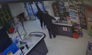 video/-pamje-te-frikshme-nga-grabitja-ne-yzberisht!-autori-hidhet-mbi-kase-dhe-kercenon-me-thike-punonjesen-e-marketit