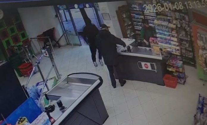 video/-pamje-te-frikshme-nga-grabitja-ne-yzberisht!-autori-hidhet-mbi-kase-dhe-kercenon-me-thike-punonjesen-e-marketit