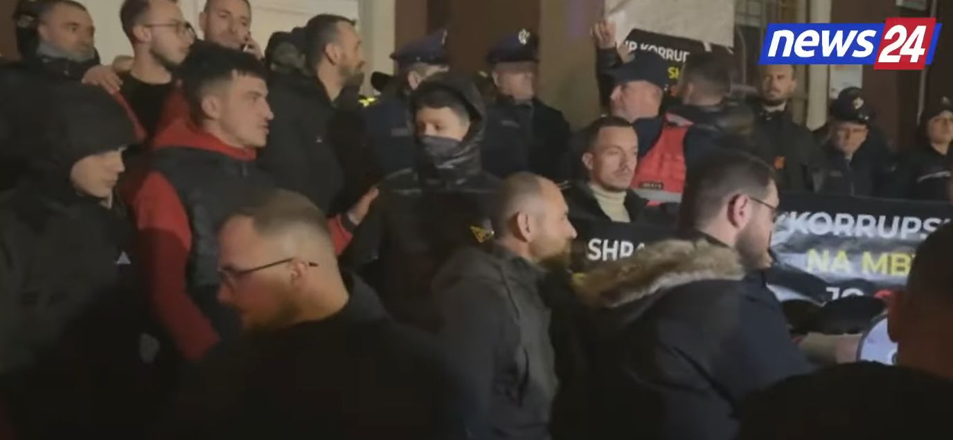 “ai-i-gjati-lart-ka-popullin-kunder.-pi-vere-33-mije-euro,-zoti-i-marrofte”/-qytetaret-proteste-ne-durres:-50-mln-euro-ka-vjedhur-balluku-vetem-me-nje-mesazh