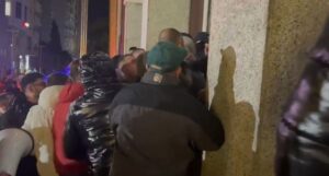 permbytjet-masive,-banoret-protestojne-para-dyerve-te-bashkise-se-durresit,-perplasen-me-policine