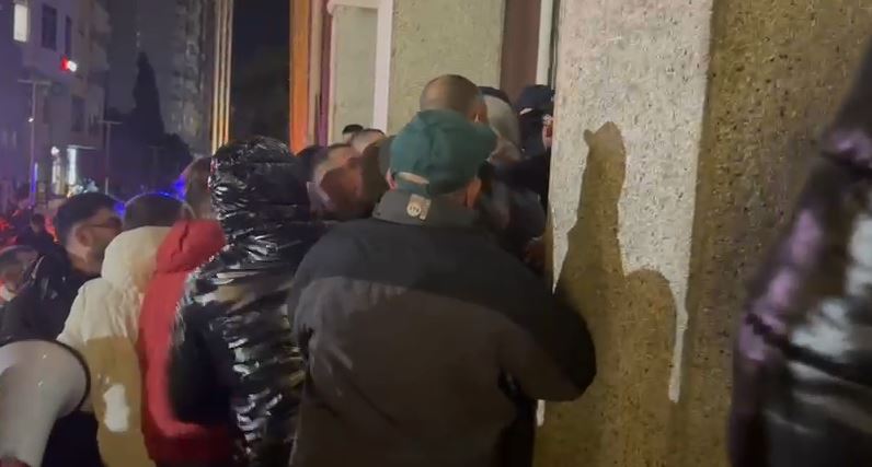 permbytjet-masive,-banoret-protestojne-para-dyerve-te-bashkise-se-durresit,-perplasen-me-policine
