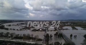 permbytjet-ne-novosele-nga-dalja-e-vjoses,-uji-hyn-edhe-ne-autostraden-vlore-levan