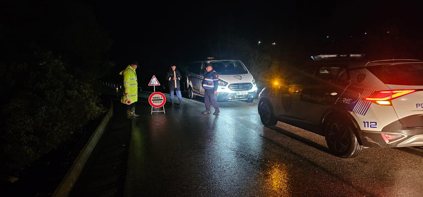 foto/-bllokohet-aksi-rrugor-“permet-carcove”,-shkak-behet-carja-e-karrexhates