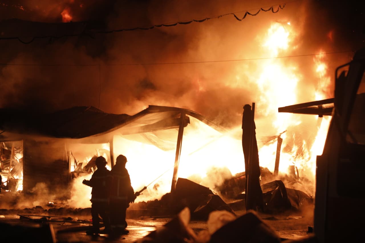 video/-situata-kritike-te-“5-maji”,-zgjerohet-perimetri-i-sigurise,-dyshohet-se-ne-magazina-ka-bombola-gazi