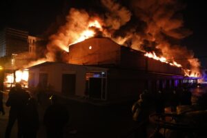 video/-zjarri-i-permasave-te-medha-te-“5-maji”,-flaket-perhapen-ne-nje-tjeter-vater.-evakuohen-banoret,-raportohet-per-deme