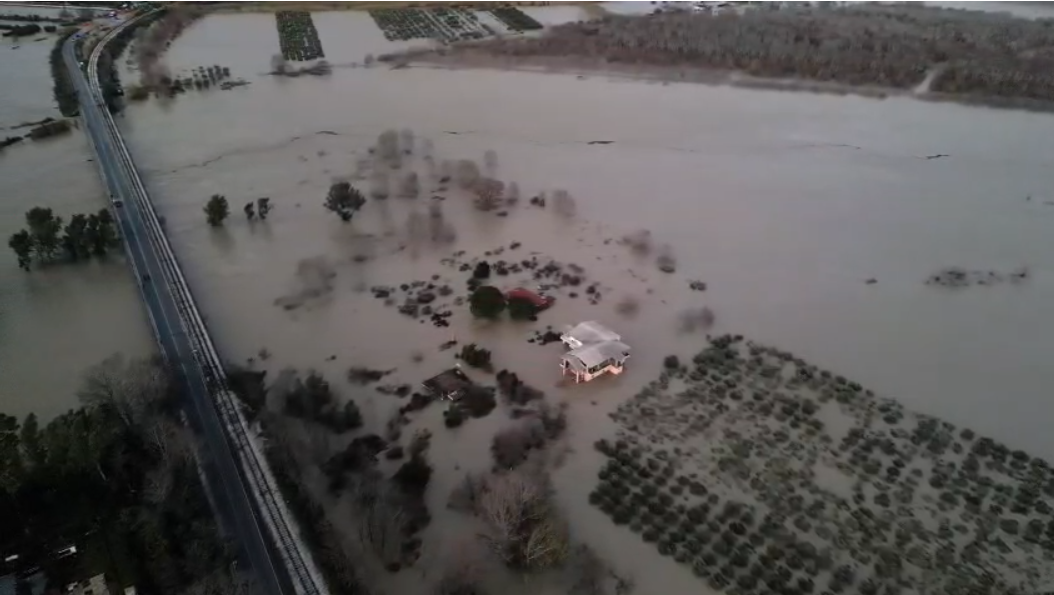 vlore,-moti-i-keq/-vjosa-del-nga-shtrati,-permbyt-edhe-fshatin-mifol