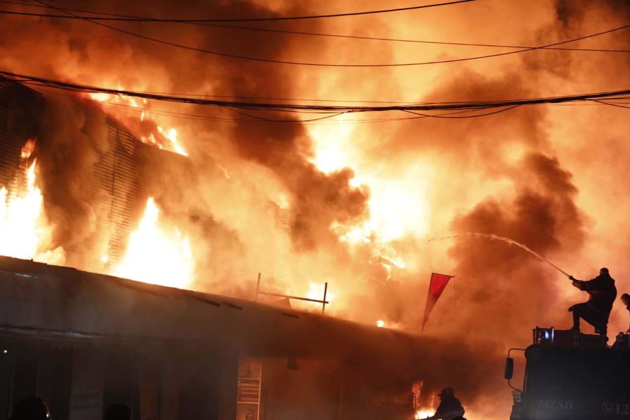 foto+video/-zjarri-apokaliptik-tek-tregu-i-rrobave-ne-zonen-e-“5-majit”-ne-tirane,-digjen-mbi-50-magazina.-shefi-i-zjarrfikeses:-jemi-drejt-shuarjes-se-vatres