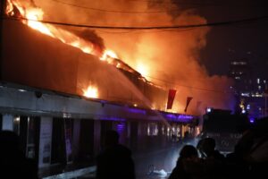 video/-zjarri-‘perpin’-magazinat-tek-tregu-i-rrobave-“5-maji”,-digjen-te-gjitha-dyqanet.-ushtria-ne-vendngjarje,-cfare-dyshohet…