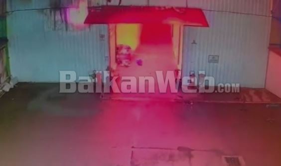 zjarri-me-permasa-te-frikshme-ne-magazinat-e-‘5-majit’,-del-video.-ja-zanafilla-se-ku-shpertheu-flaka-qe-shkrumboi-mbi-50-dyqane