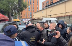 zjarri-me-permasa-te-frikshme-te-‘5-maji’/-“ti-e-ke-fajin!”,-plas-sherri-mes-tregtarit-dhe-pergjegjesit-te-tregut.-nderhyn-policia