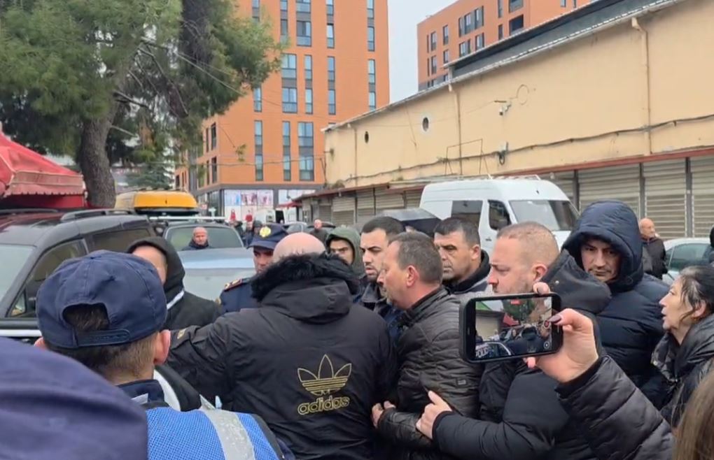 zjarri-me-permasa-te-frikshme-te-‘5-maji’/-“ti-e-ke-fajin!”,-plas-sherri-mes-tregtarit-dhe-pergjegjesit-te-tregut.-nderhyn-policia