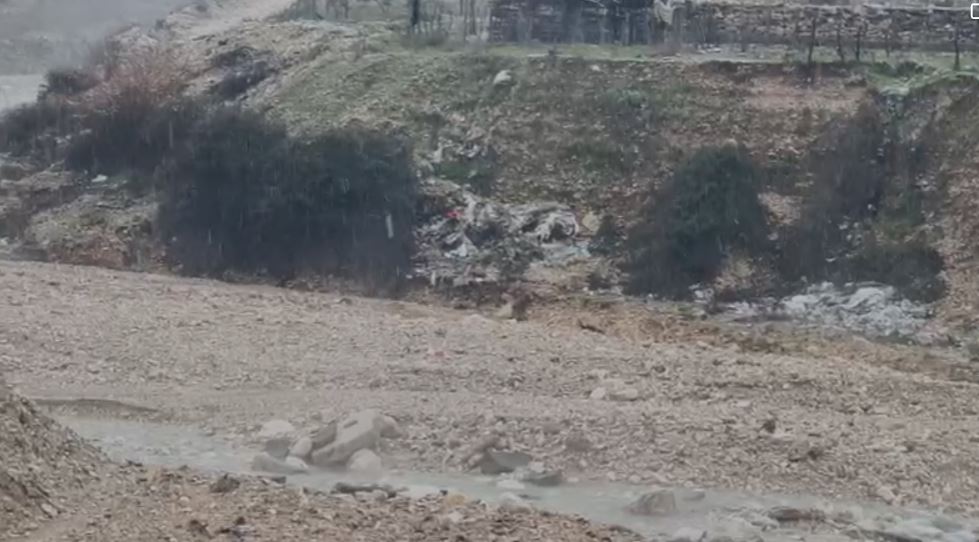 moti-i-keq-ne-gjirokaster/-banoret-e-manajt-kerkojne-nderhyrje-urgjente:-perroi-i-gjokanes-po-rrezikon-banesat-(video)