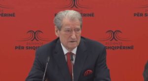 “lubine-e-coi-dje-te-ura-e-mifolit”,-berisha-thirrje-qytetareve:-kudo-ku-te-shihni-ministrat,-gjuajini-me-domate-dhe-veze