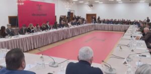 berisha-ftoi-forcat-politike-ne-nje-tryeze,-ja-emrat-qe-marrin-pjese-ne-mbledhjen-e-opozites.-refuzuan…