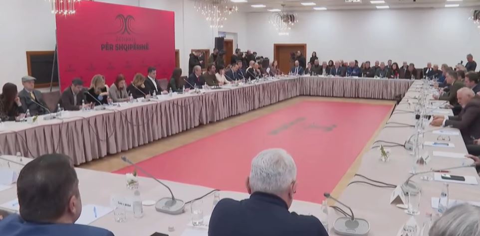 berisha-ftoi-forcat-politike-ne-nje-tryeze,-ja-emrat-qe-marrin-pjese-ne-mbledhjen-e-opozites.-refuzuan…