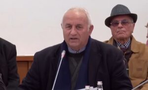 iniciatori-i-kuvendit-te-veriut-kritika-partive-aleate-ne-tryezen-e-pd,-gjonaj:-perfaqesojne-parti-pa-emer-dhe-pa-elektorat,-jane-lodhur-tre-dite-per-te-gjetur-nje-kollare