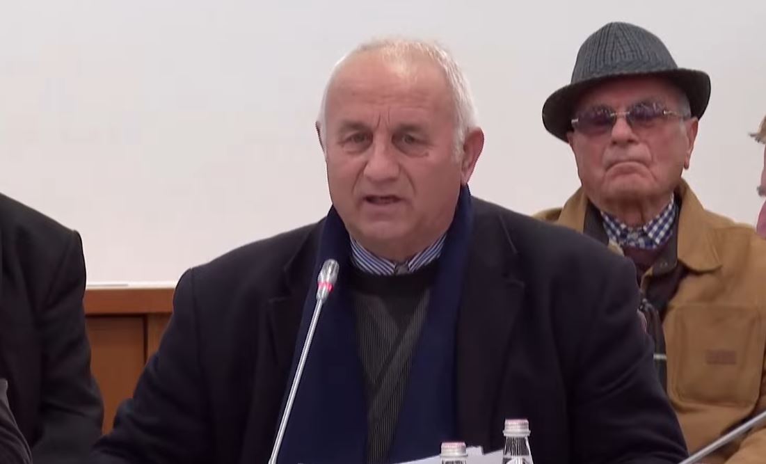 iniciatori-i-kuvendit-te-veriut-kritika-partive-aleate-ne-tryezen-e-pd,-gjonaj:-perfaqesojne-parti-pa-emer-dhe-pa-elektorat,-jane-lodhur-tre-dite-per-te-gjetur-nje-kollare