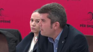 “opozita-shqiptare-ka-problem-besueshmerie”,-hasimja-kritik:-pd-s’mund-te-ulet-me-ps-per-kodin-zgjedhor-dhe-pastaj-te-ftoje-partite-e-vogla-ne-front