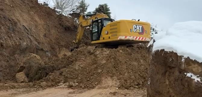 kushtoi-260-mln-euro-me-firmen-e-ballukut/-shembet-serish-aksi-i-florinjte-qukes-qafe-plloce.-rreshqitja-e-dherave-bllokon-qarkullimin-e-mjeteve(video)