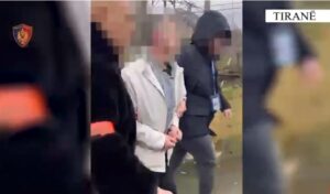 video/-grabiti-supermarketin-ne-yzberisht,-duke-kercenuar-punonjesen-me-thike,-arrestohet-40-vjecari