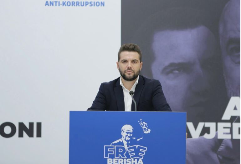 shqiperia-nen-pushtetin-e-ujit,-mucollari:-permbytjet-zbulojne-deshtimin-total-te-shtetit!-permbysja-e-pushtetit,-e-domosdoshme-per-ta-shpetuar-vendin