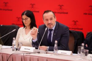 akil-pano:-si-floket-e-bores-qe-behen-ortek,-shqiptaret-duhet-te-bashkohen-per-te-rrezuar-regjimin