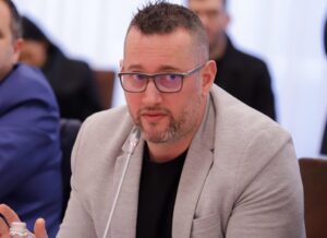 florian-binaj:-ka-ardhur-koha-per-ta-pranuar-njeri-tjetrin-ashtu-sic-jemi!-pranimi-i-dallimeve-akt-pergjegjesie,-jo-dobesi