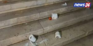 protesta-ne-durres,-banoret-domate-dhe-letra-higjenike-drejt-godines-se-bashkise