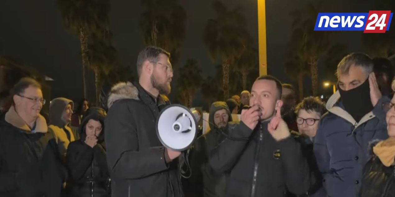 “mln-euro-u-vodhen-nga-balluku-e-ceno-klosi”/-protestuesit-ne-durres:-kur-belindes-iu-lehtesua-masa-e-sigurise-u-festua-me-fishekzjarre,-ne-na-shoqerojne-ne-komisariat-per-kapsolla