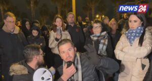 “emirjana-sako-kukull-korrupsioni”/-qytetaret-ne-durres:-s’kane-pastruar-asnje-pusete,-dalin-vetem-per-show.-proteste-deri-ne-largimin-e-hajduteve