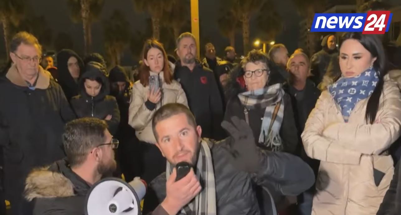 “emirjana-sako-kukull-korrupsioni”/-qytetaret-ne-durres:-s’kane-pastruar-asnje-pusete,-dalin-vetem-per-show.-proteste-deri-ne-largimin-e-hajduteve