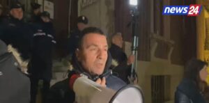 situata-ne-durres/-banoret-ne-proteste-para-bashkise:-ende-nuk-jemi-demshperblyer-nga-permbytjet-e-kaluara